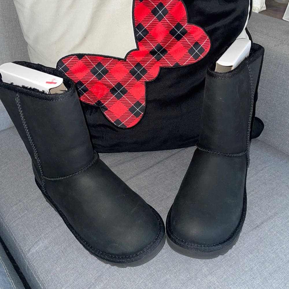 EUC UGG Leather Short Classic Boot